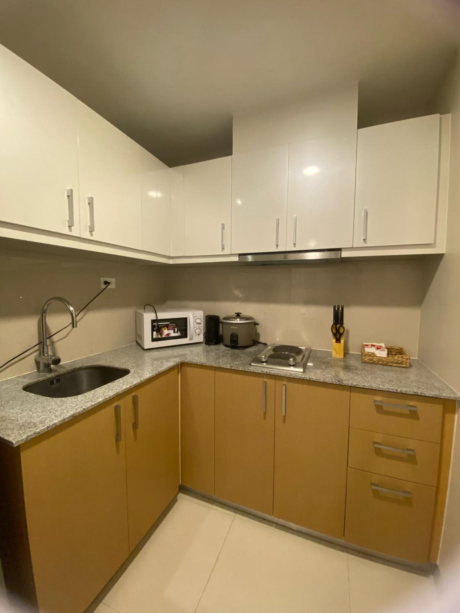 Uptown Parksuites Taguig Bagian luar foto